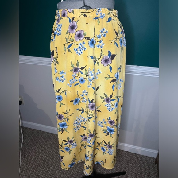 90’s vintage yellow floral skirt with slit. Has elastic waist band - Picture 4 of 7
